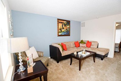 living room at Cedar Trace located in Greensboro, NC